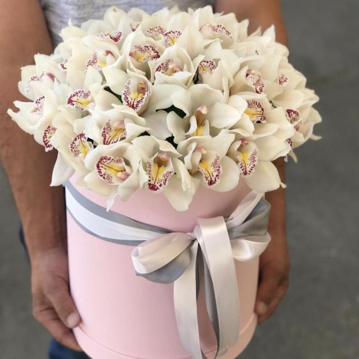 Букет с белой орхидеей Цимбидиум